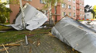 Část Čech zasáhly extrémní bouřky, v Praze i stanové městečko pro uprchlíky